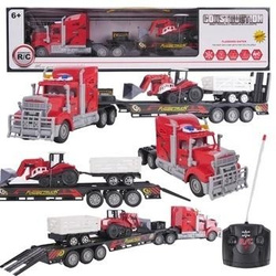 Ciężarówka z traktorem i przyczepką