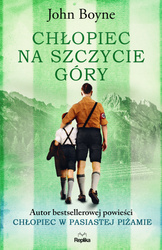 Chłopiec na szczycie góry