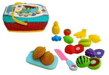 Koszyk piknikowy z produktami do krojenia